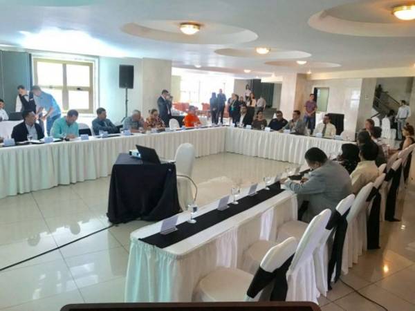 El encuentro se desarrolla en un hotel capitalino donde están representantes de transporte urbano, interurbano, taxis, mototaxis y transporte de carga, así como los comisionados del Instituto Hondureño de Transporte Terrestres (IHTT). Foto Cortesía