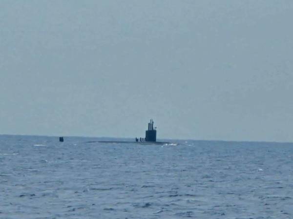El submarino fue visto este 18 de marzo por personas que se transportaban en barcos.