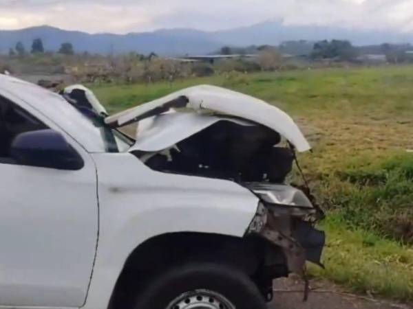 El carro donde se conducían los policías militares quedó destruido tras impactar contra una rastra.