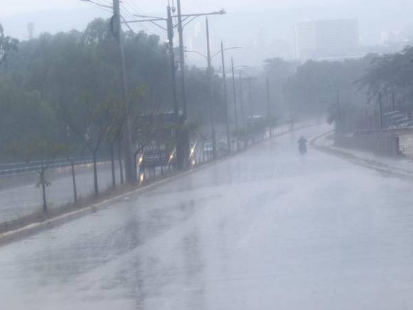 Durante varios minutos, varios sectores de Tegucigalpa y Comayagüela recibieron una refrescante lluvia la tarde de este sábado 3 de mayo, tal como había sido anunciado por autoridades meteorológicas. Aquí las imágenes.