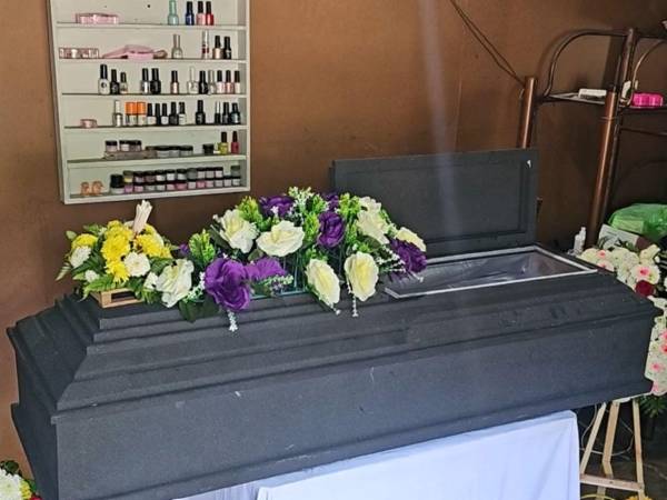 El velorio de la niña Kimberly Sabillón es velado en la humilde vivienda de su abuela.