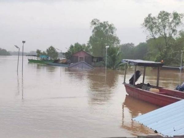 La crecida histórica del río Patuca por las lluvias recientes de un onda tropical en la zona oriental del país ha transformado el paisaje de La Mosquitia en un extenso espejo de agua, dejando a miles de familias enfrentando una de las emergencias más severas registradas en los últimos años en el departamento de Gracias a Dios.<b> </b>
