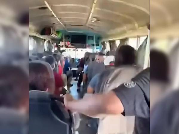Video muestra el temor de los pasajeros durante un peligroso recorrido en autobús.