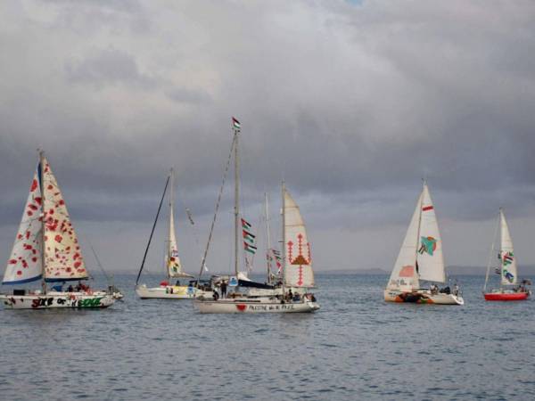 Una flotilla de barcos zarpa del puerto de San Giovanni Li Cuti en Catania, Sicilia, sur de Italia, el 27 de septiembre de 2025.