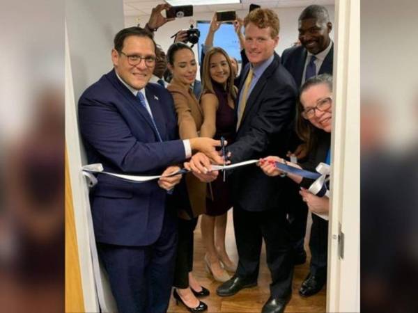 Momento en que el canciller Lisandro Rosales inaugura el consulado hondureño en compañía de representantes de Estados Unidos.