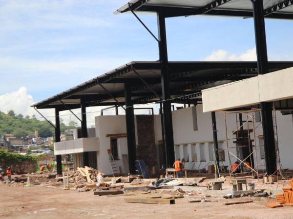 En estos momentos, se realiza “la restauración de madera, cargadores y columnas; colocado de piedra en aceras y exteriores y la preparación y fundición de bancas”, aseguró la comuna.