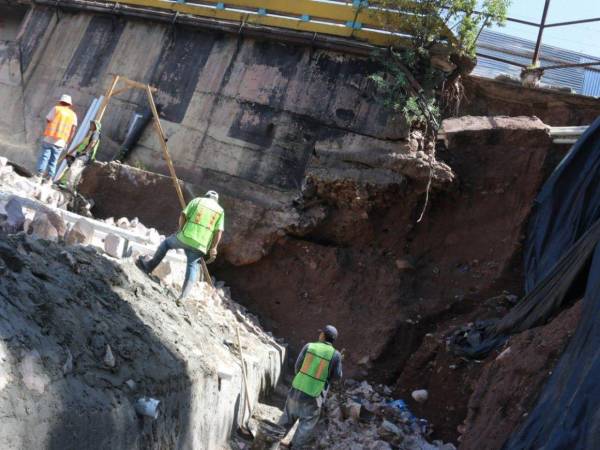 Algunos locatarios se han quejado del lento avance de las obras en la zona, ya que la estructura tiene más de ocho meses de haberse desmoronado y la obra aún no se ha terminado.