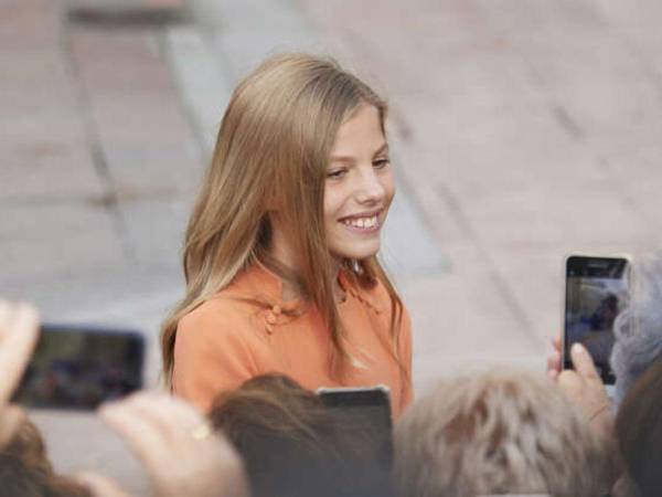 Sofía de Borbón y Ortiz, mejor conocida como la Infanta Sofía, es la hija menor del rey Felipe VI de España y su consorte la reina Letizia. Aunque es la segunda en la línea de sucesión al trono, es poco probable que se corone como reina. A continuación te contamos más sobre esta joven de 16 años que tiene encantados a los españoles.