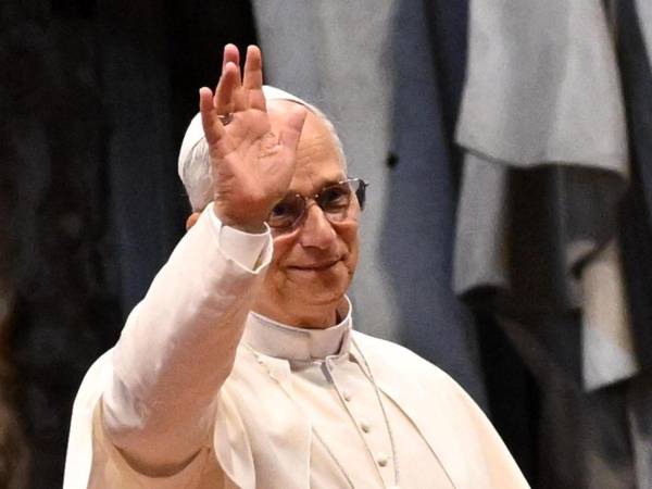Con banderas rojas y blancas y pancartas de felicitación, la comunidad peruana de Roma se unió a los miles de fieles congregados en la plaza de San Pedro para celebrar los 70 años del papa León XIV.