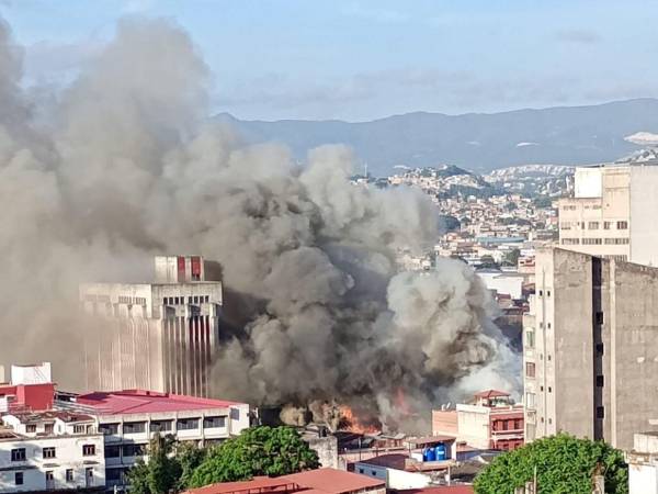 Voraz incendio consume varios negocios en el casco histórico de Tegucigalpa