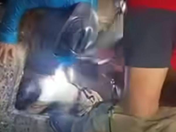 Un elemento del Cuerpo de Bomberos ingresó a la alcantarilla para rescatar a la mujer, pero esta ya estaba sin vida.