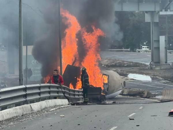 Sobre el paradero del conductor del vehículo, las autoridades señalaron que está con vida y es atendido como parte de las personas lesionadas.
