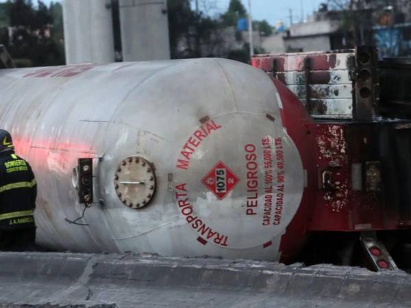 La explosión ocurrió cuando un camión cisterna con capacidad de 49.500 litros volcó y explotó en la Calzada Ignacio Zaragoza, a la altura del Puente de la Concordia, en Iztapalapa.