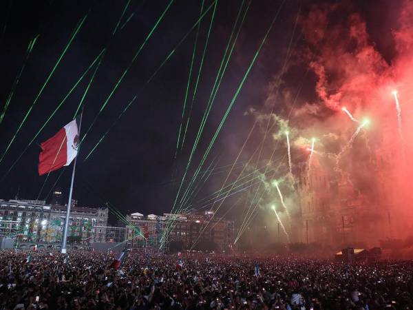 La multitud vibró con el repique de la campana de Dolores en manos de Sheinbaum y al grito de ¡Viva México!