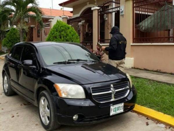 Cinco viviendas, dos terrenos, siete vehículos, cuatro sociedades mercantiles y 28 cuentas bancarias fueron aseguradas mediante la Operación Perla. Foto: Twitter MP_Honduras