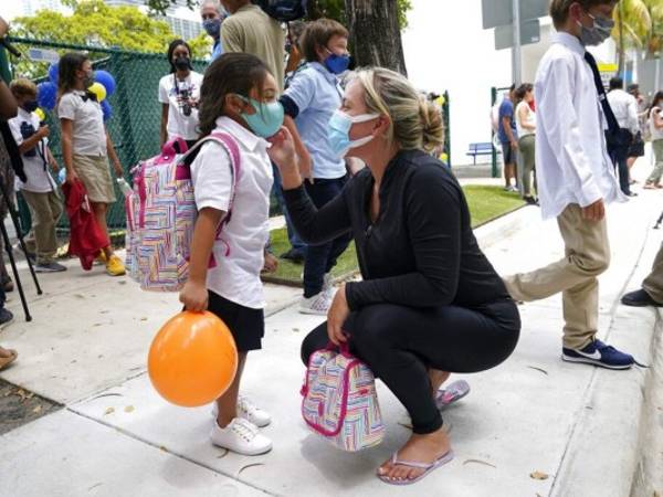 El argumento central del gobernador es que bajo la nueva ley llamada Carta de Derechos de los Padres, son éstos quienes deciden si sus hijos deben usar una mascarilla en la escuela. Foto: AP