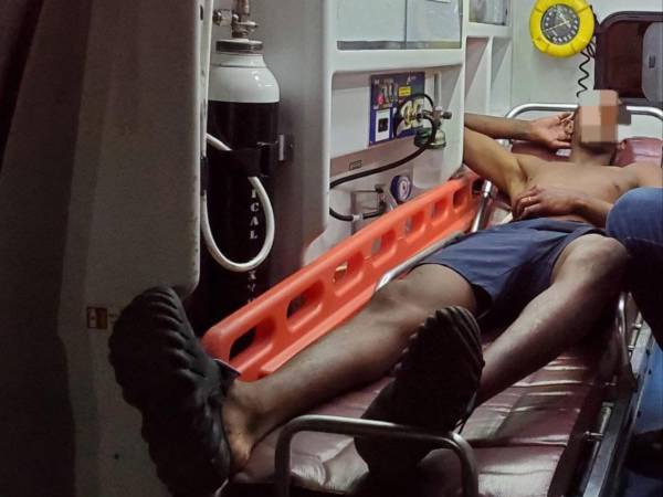 El futbolista tuvo que ser atendido por médicos tras el atentado.