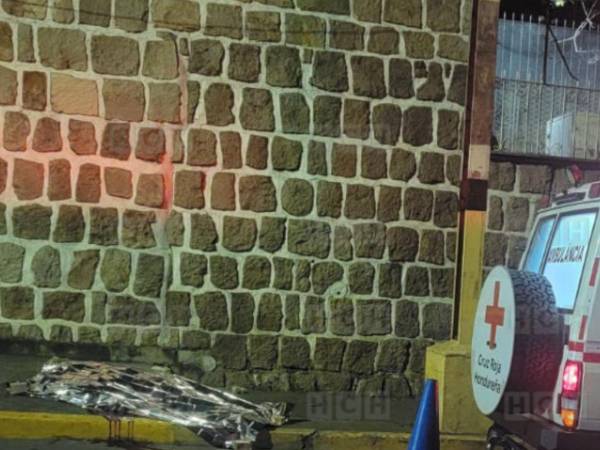 Una ambulancia llegó a la zona, sin embargo, los paramédicos confirmaron que la víctima no tenía signos vitales.