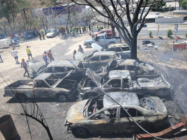 Más de una docena de vecinos de la colonia Calpules perdieron sus vehículos al estallar un voraz incendio que en pocos minutos arrasó con todo a su paso en una zacatera. Aquí las lamentables imágenes.