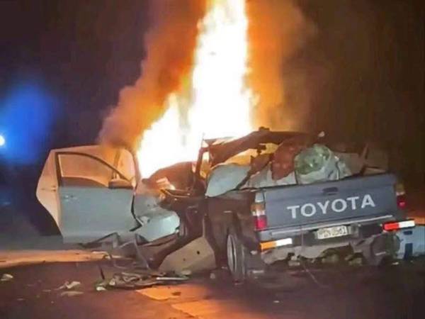 Dos vehículos quedaron envueltos en llamas tras una violenta colisión registrada en El Tizatillo, salida al sur de Tegucigalpa.