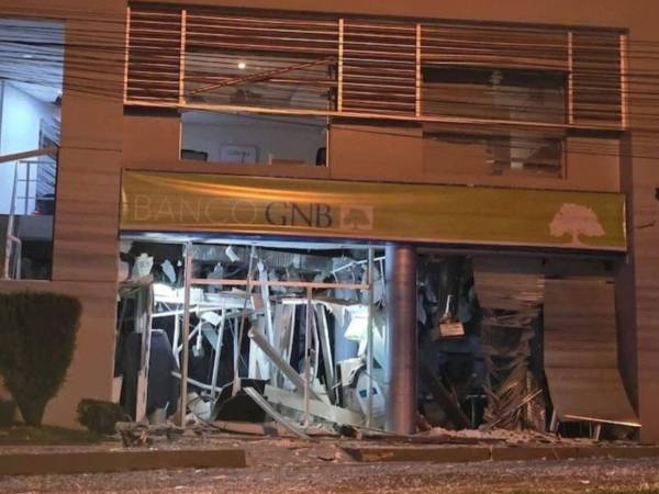 Las puertas de los bancos fueron destruidas con explosivos por los asaltantes.