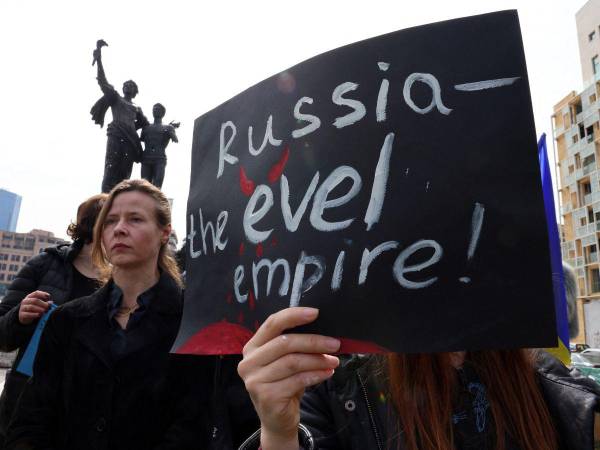 Las medidas “implicarán un aumento en los aranceles para más de 100 metales, minerales y productos químicos rusos por un valor de unos 2,800 millones de dólares para Rusia.