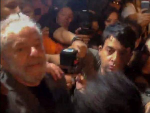El expresidente de Brasil, Lula Da Silva, pasó su primera noche en la cárcel de Curitiba. (AFP)