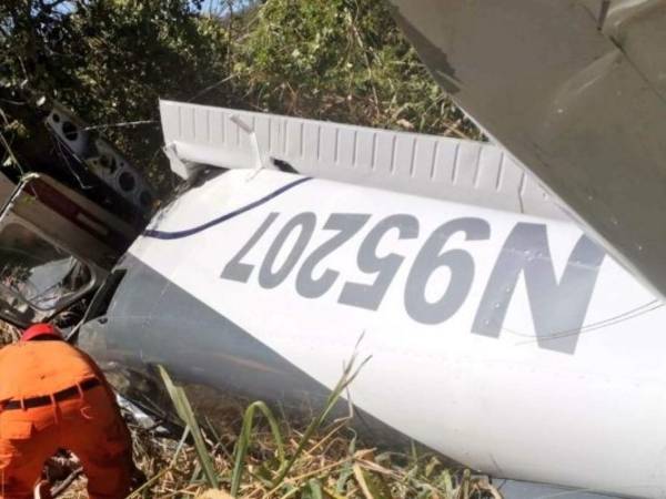 Los cuerpos de las tres personas fallecidas quedaron cerca de los restos de la aeronave, en una zona poco poblada. Foto: Cortesía