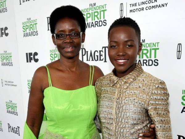 En esta foto de archivo del 1 de marzo del 2014, la actriz Lupita Nyong'o, a la derecha, con su madre, Dorothy Nyong'o, en la ceremonia de entrega de los premios Independent Spirit en Santa Monica, California.