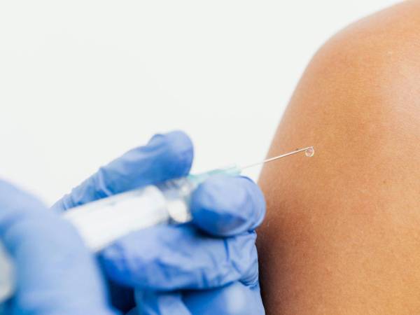 La recomendación busca reducir el riesgo de contagios de sarampión que afecta a países de la región.