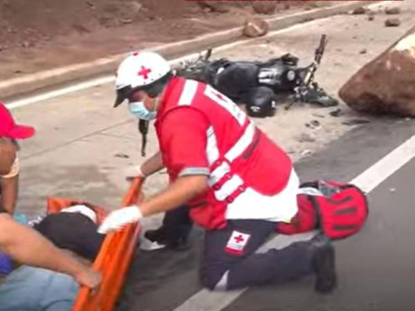 Las personas que circulaban por la zona se detuvieron para auxiliar al joven motociclista.