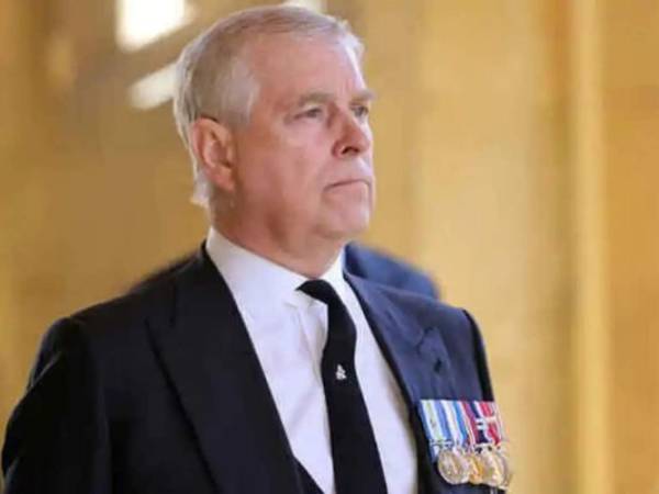 El príncipe Andrés, amigo de Epstein y de su compañera Ghislaine Maxwell, es objeto de una denuncia civil ante un juzgado de Nueva York de parte de Guiffre por 'agresiones sexuales' cometidas en 2001 cuando la denunciante tenía 17 años.