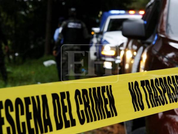 El cuerpo de la víctima permanece en el sitio mientras las autoridades realizan las diligencias correspondientes para esclarecer lo ocurrido.