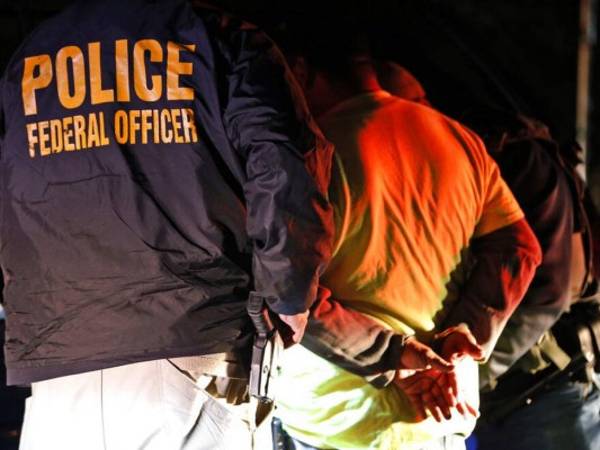 Agentes del Servicio de Control de Inmigración y Aduanas detienen a una persona durante una redada en Richmond, Virginia. Foto: AP.