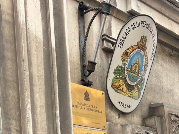 Los denunciantes aseguran que el embajador Pumpo nunca resolvió los problemas consulares de los hondureños en Italia.