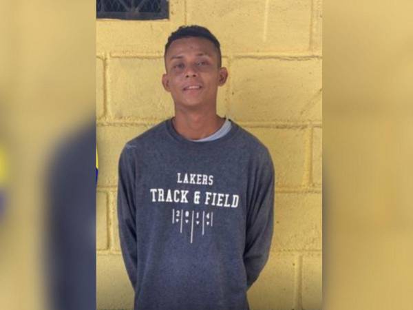 Junior Ismael Espinal, incluso sonrió a los agentes policiales cuando le tomaron la fotografía de su registro en la estación policial.