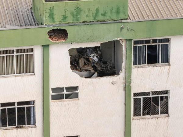 El edificio está siendo evacuado de manera preventiva mientras se evalúa si la estructura de la construcción quedó comprometida a causa del accidente.