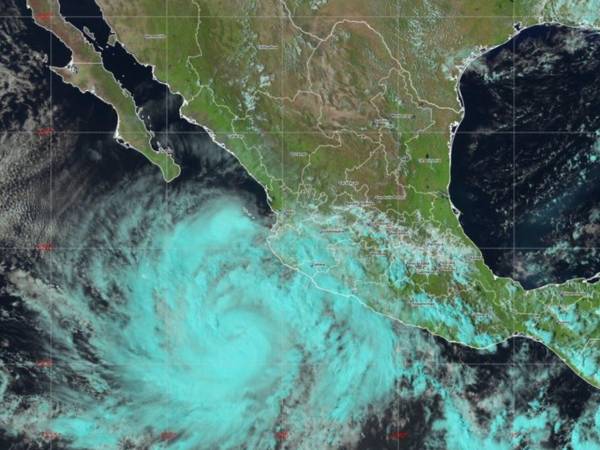 Priscilla registra vientos máximos sostenidos de 120 kilómetros por hora (km/h), rachas de 150 km/h y se desplaza hacia el nor-noroeste a 6 km/h.