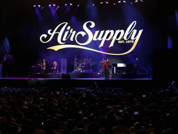 Los hondureños vivieron una romántica noche durante el concierto del dúo australiano Air Supply en el Nacional de Ingenieros Coliseum de Tegucigalpa.