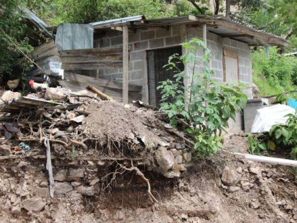 Ante la posibilidad de nuevos deslizamientos, las autoridades municipales pidieron a los residentes que todavía permanecen en sectores vulnerables desalojar sus viviendas.