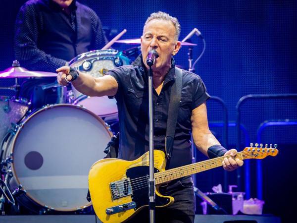 “Gracias a todos mis amigos y fans por sus buenos deseos, ánimo y apoyo. Estoy recuperándome y no puedo esperar a verlos a todos el próximo año”, dijo Springsteen.