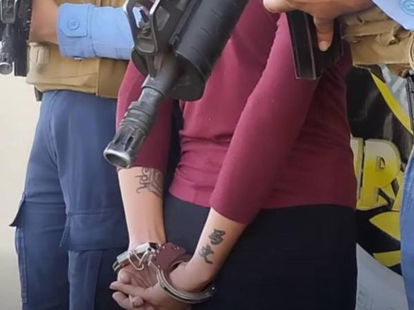 Agentes de la Dirección Policial Anti Maras y Pandillas Contra el Crimen Organizado (Dipampco) capturaron a Karla Marisol Majano Flores, de 30 años, en la colonia 3 de Mayo de Comayagüela, acusada de extorsionar a transportistas y pequeños comerciantes en nombre de la banda denominada “M1”.