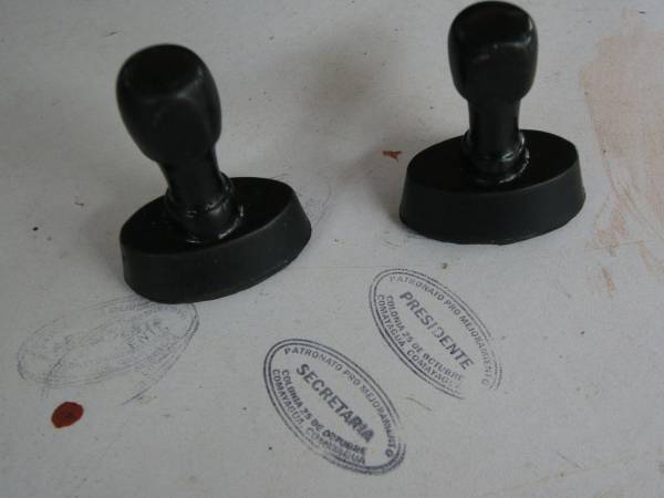 Sellos originales del Patronato Pro-Mejoramiento de la colonia 25 de Octubre, en Comayagua. Su diseño guarda una estrecha similitud con los sellos falsificados utilizados en las solicitudes presentadas ante Sedesol.