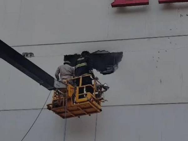 Elementos del Cuerpo de Bomberos controlaron un incendio en la bodega de una tienda dentro de Mall Premier, en Comayagüela, que afortunadamente no dejó lesionados. Se investiga qué provocó el siniestro.