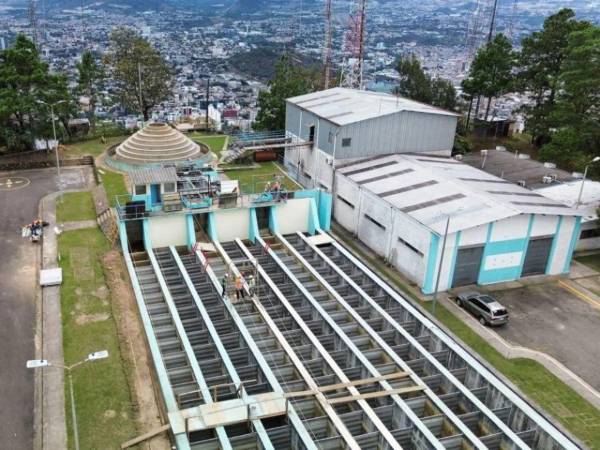 El sistema aprovecha el agua de lluvia que cae en la zona de La Tigra y la conduce hasta la planta, donde pasa por un proceso de potabilización.
