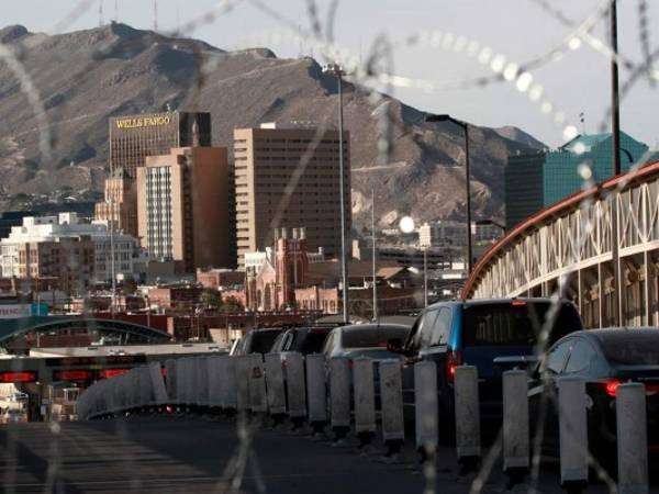 Conductores esperan para cruzar el puente Paso del Norte para entrar a El Paso, Texas, desde Ciudad Juárez, en México, el 6 de agosto de 2019.
