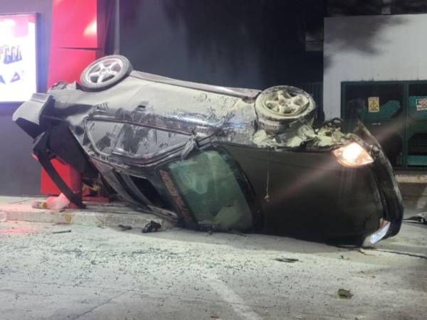 El carro estuvo a punto de tomar fuego, pero los empleados de la gasolinera apagaron a tiempo el incendio.