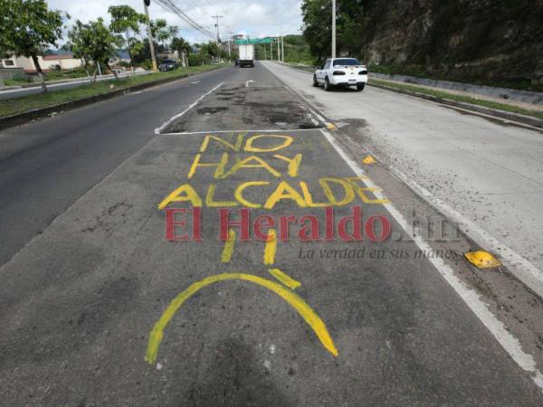Haciendo uso de pinturas, los capitalinos señalaron los baches de diversos bulevares en la capital para hacer un llamado a las autoridades de la Alcaldía Municipal.