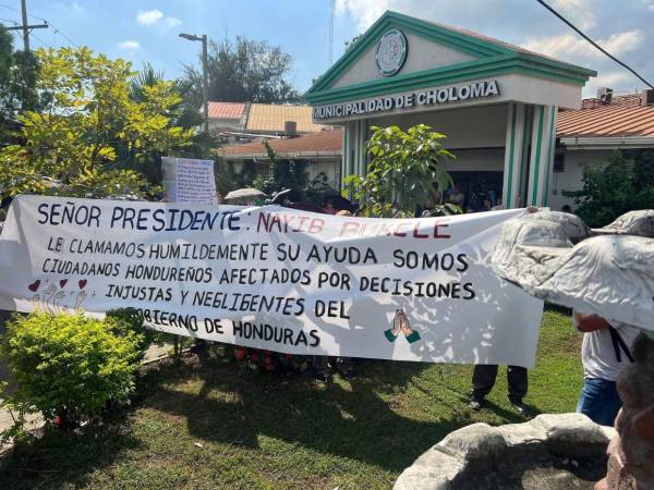 Pobladores de Choloma protestaron frente a la municipalidad de Choloma.