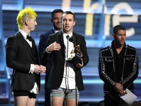 Twenty One Pilots subieron en paños menores al escenario. Foto: Agencia AP.